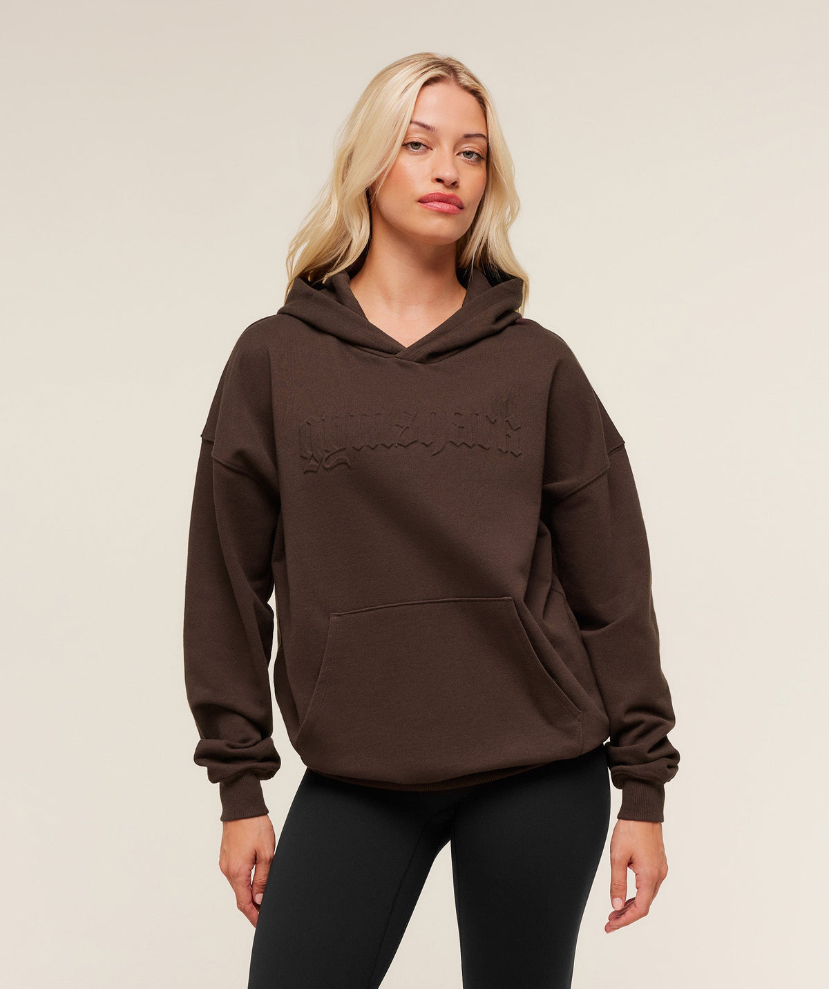 gymshark-embossed-graphic-oversized-hoodie-pullovers-brown-aw25