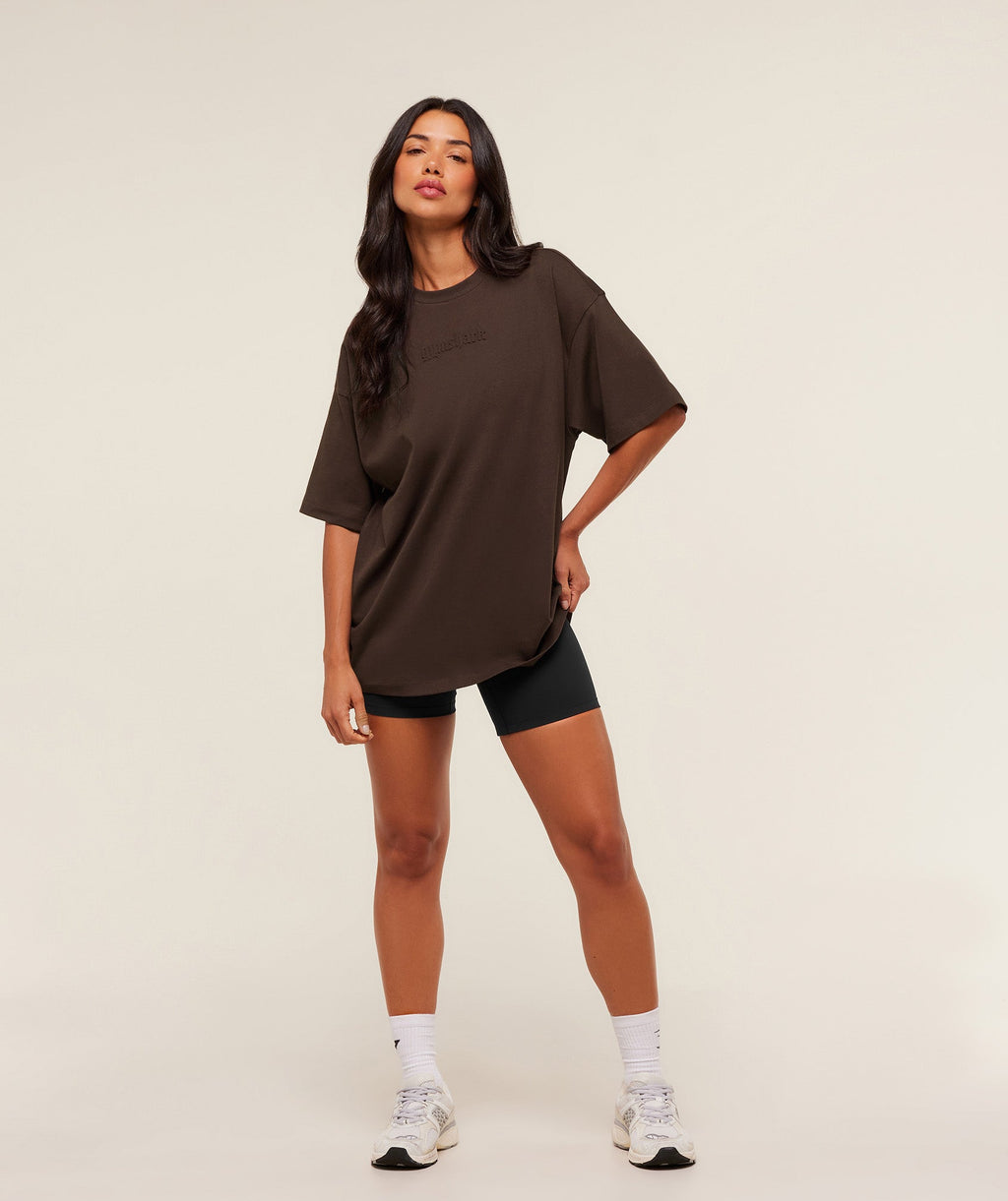 gymshark-embossed-graphic-oversized-t-shirt-ss-tops-brown-aw25