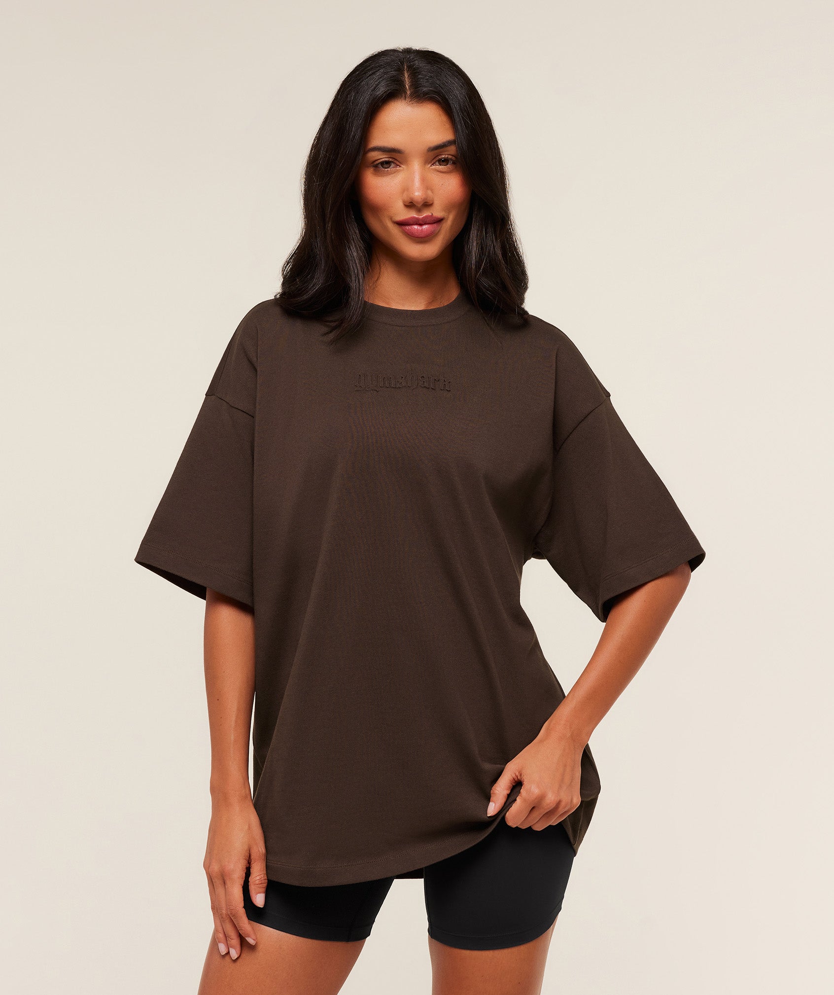 gymshark-embossed-graphic-oversized-t-shirt-ss-tops-brown-aw25