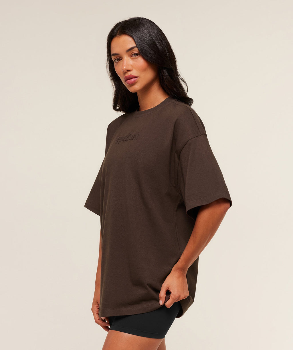 gymshark-embossed-graphic-oversized-t-shirt-ss-tops-brown-aw25