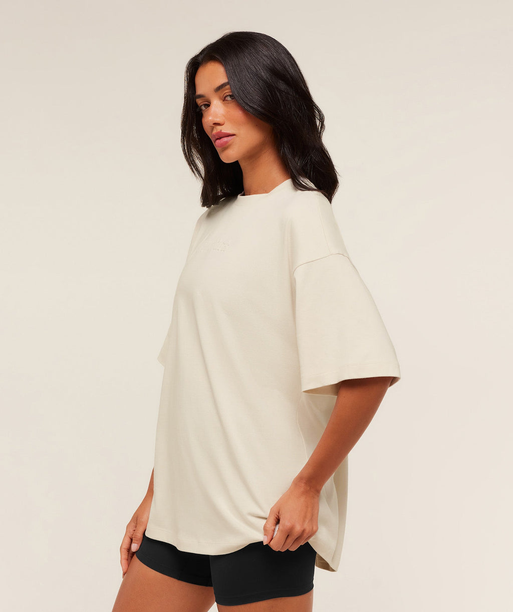 gymshark-embossed-graphic-oversized-t-shirt-ss-tops-white-aw25