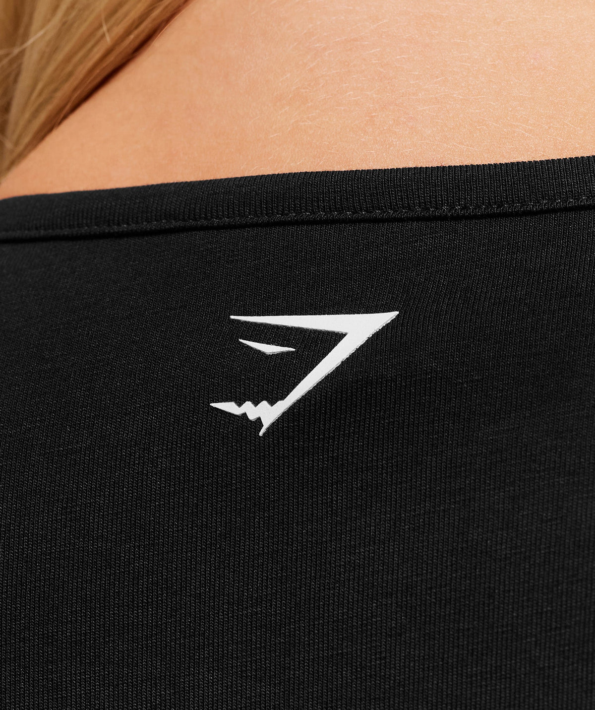gymshark-embroidered-logo-crop-top-crop-tops-black-aw25