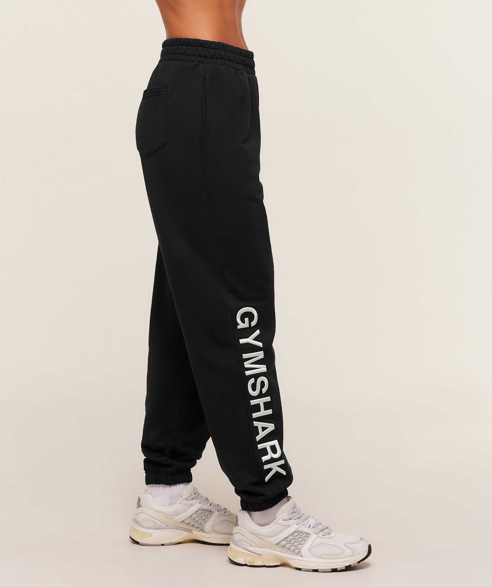 gymshark-embroidered-logo-joggers-pants-black-aw25