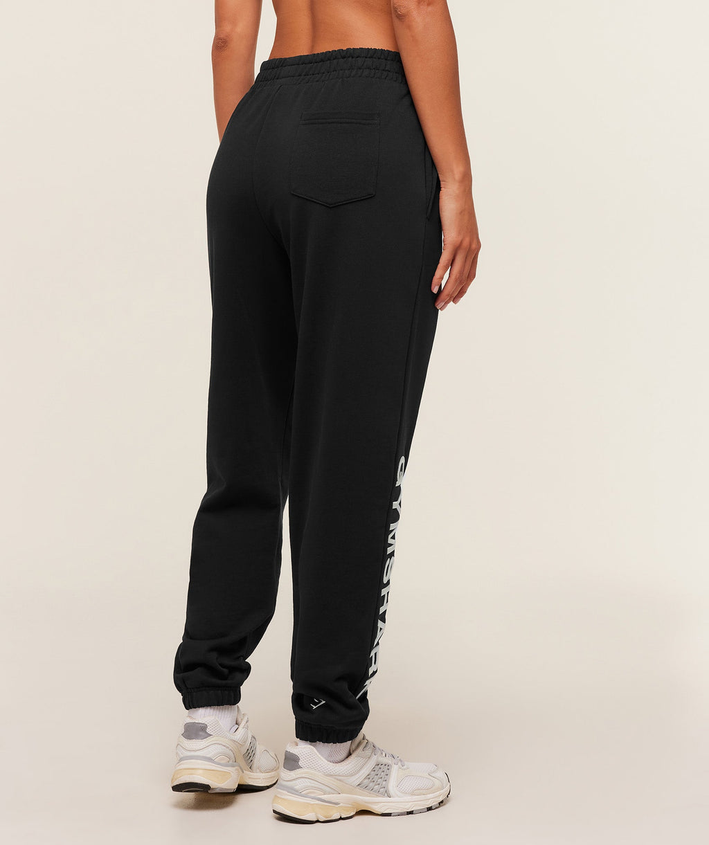gymshark-embroidered-logo-joggers-pants-black-aw25