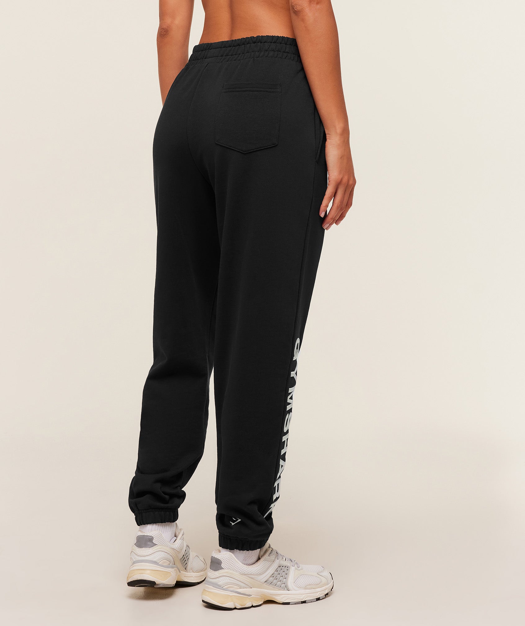 gymshark-embroidered-logo-joggers-pants-black-aw25