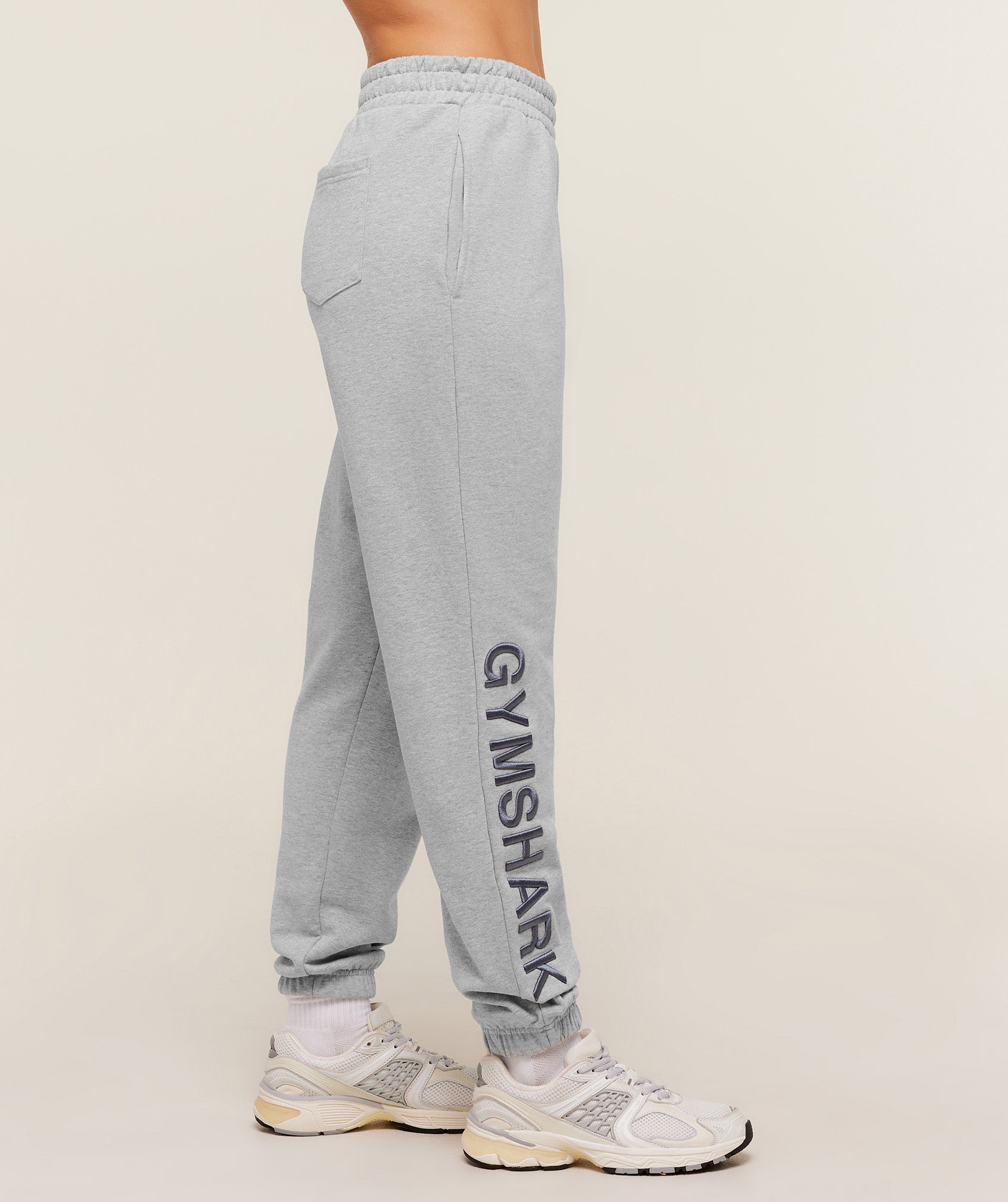 gymshark-embroidered-logo-joggers-pants-grey-aw25