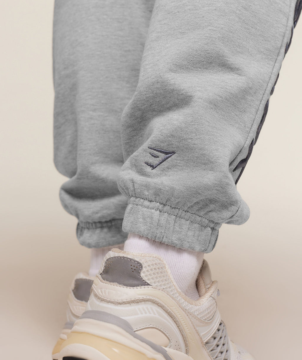 gymshark-embroidered-logo-joggers-pants-grey-aw25