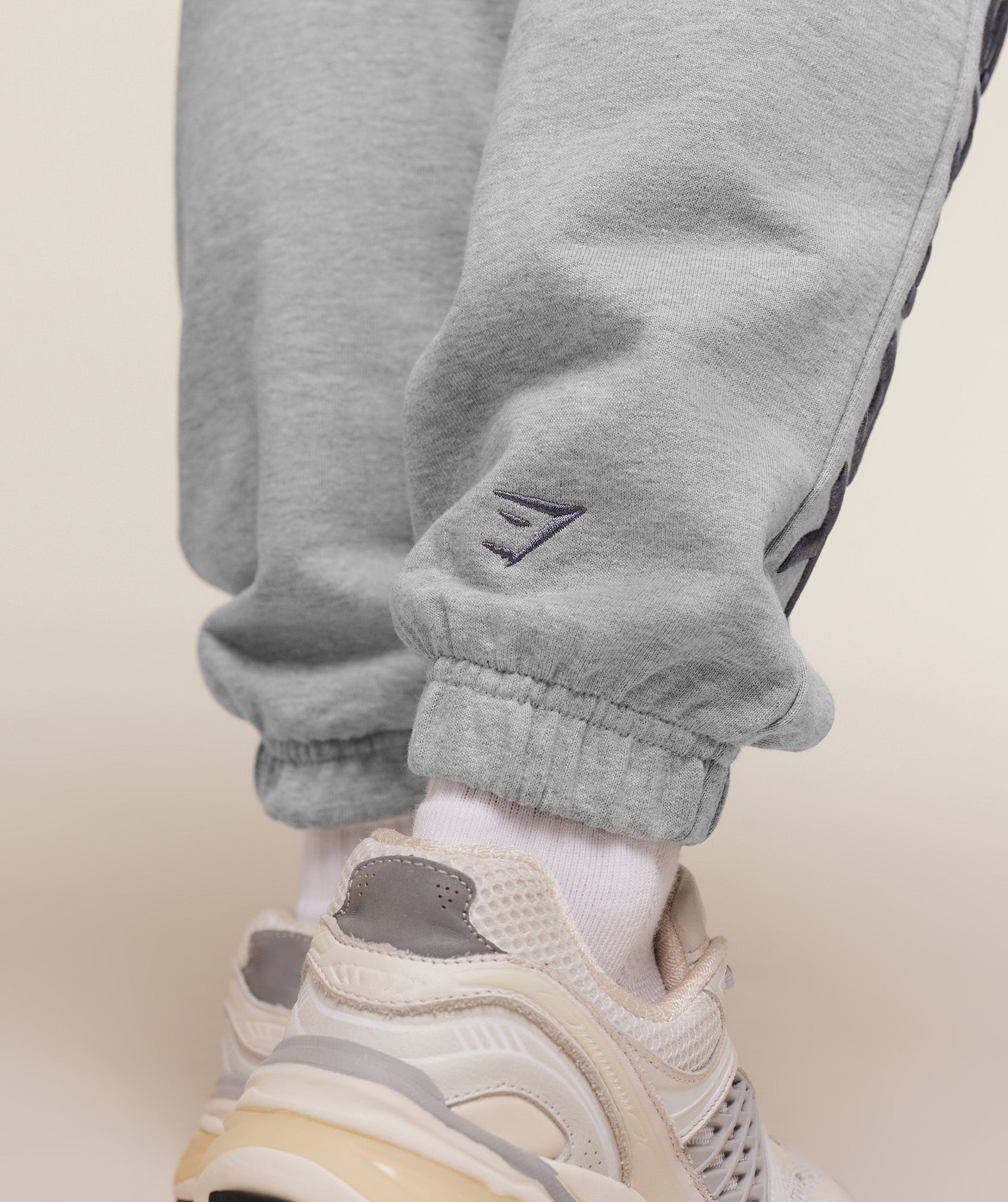 gymshark-embroidered-logo-joggers-pants-grey-aw25