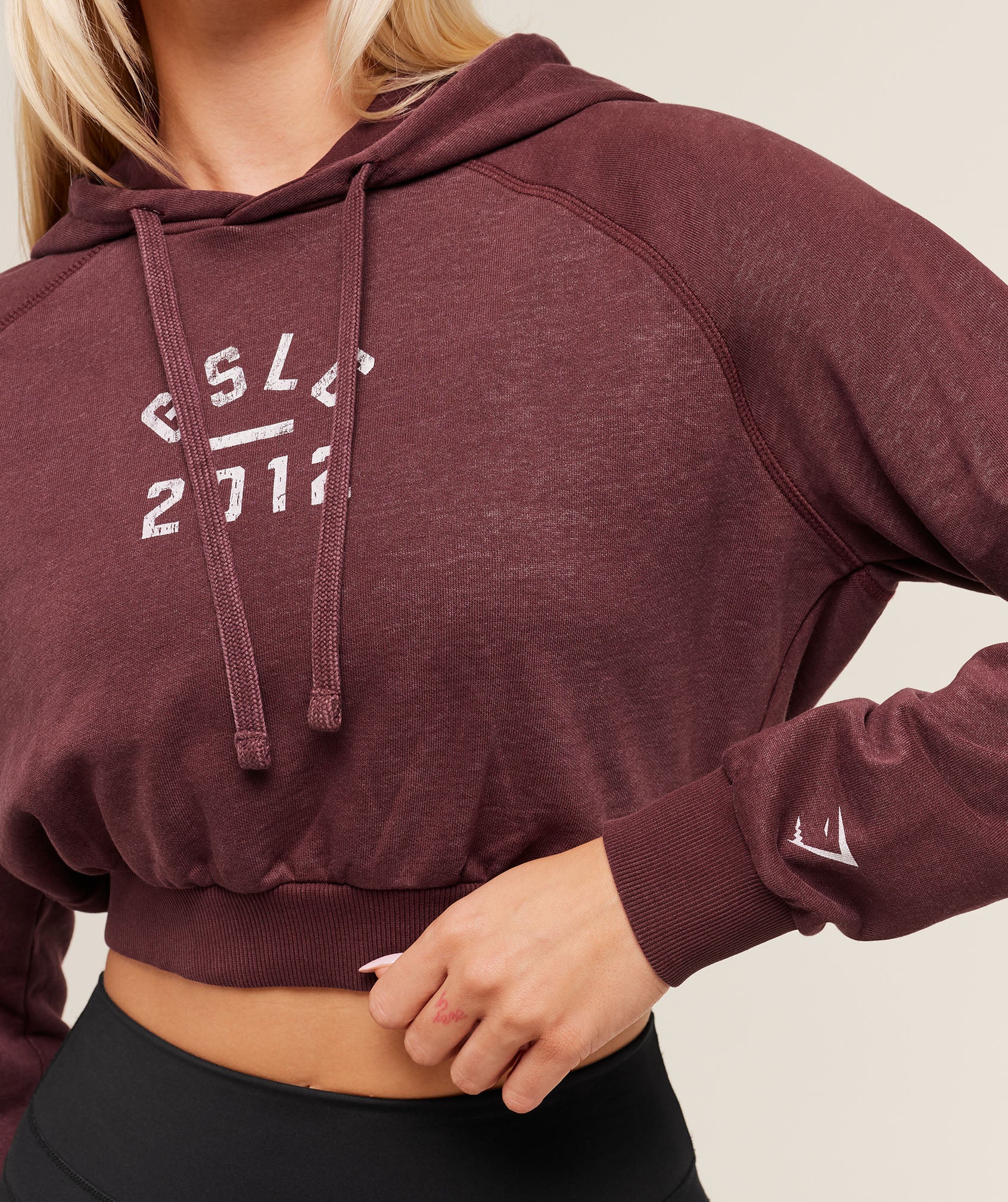 gymshark-gymshark-lifting-club-2012-graphic-cropped-hoodie-pullovers-brown-aw25