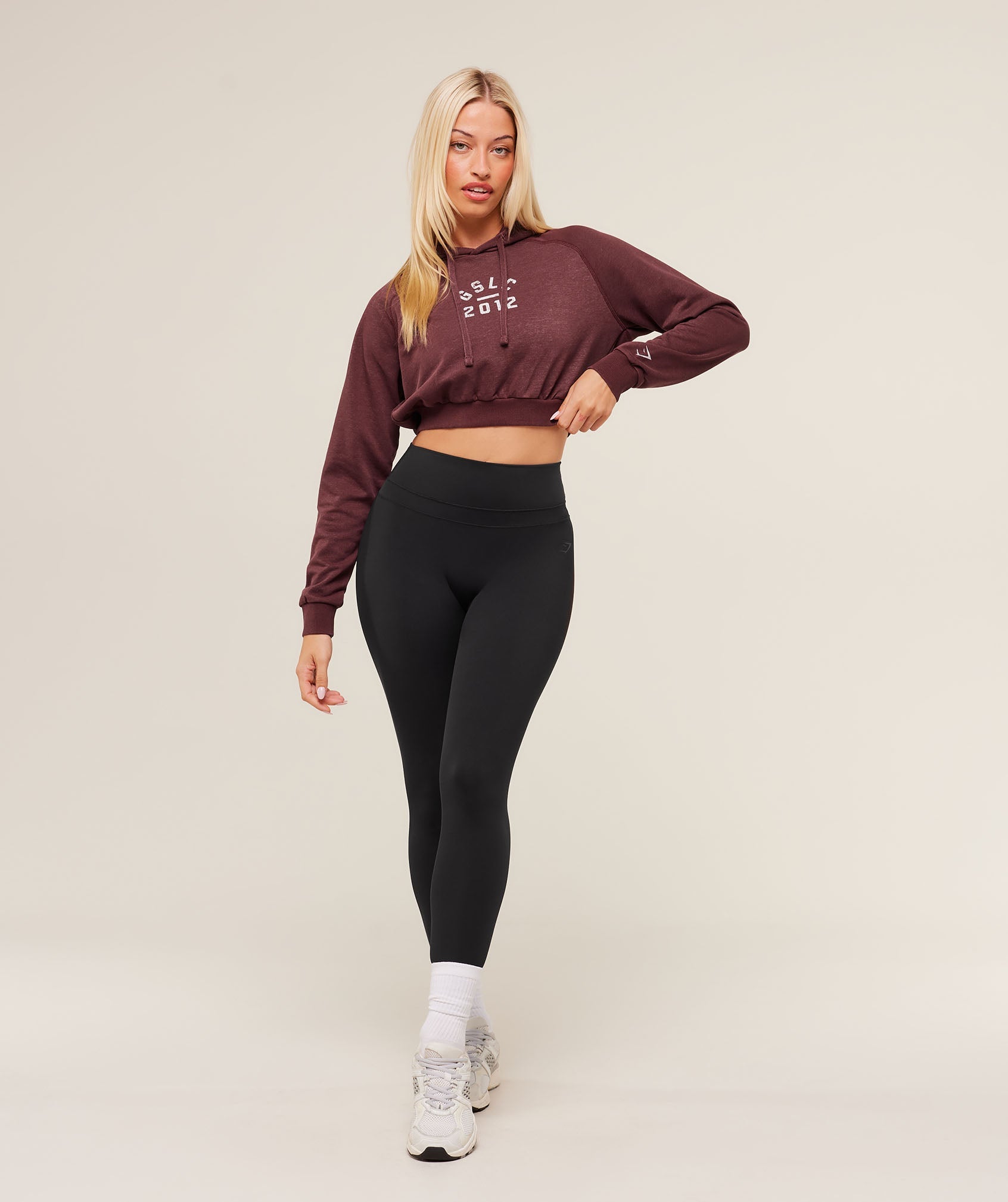 gymshark-gymshark-lifting-club-2012-graphic-cropped-hoodie-pullovers-brown-aw25
