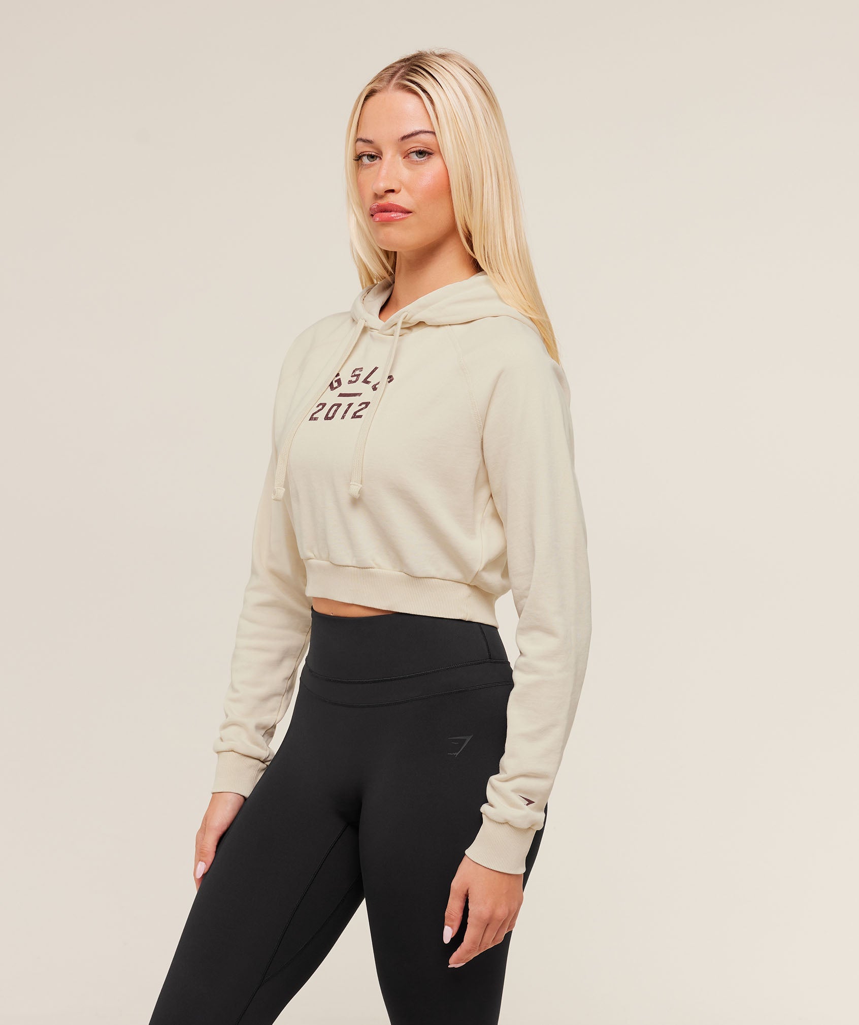 gymshark-gymshark-lifting-club-2012-graphic-cropped-hoodie-pullovers-brown-aw25-1