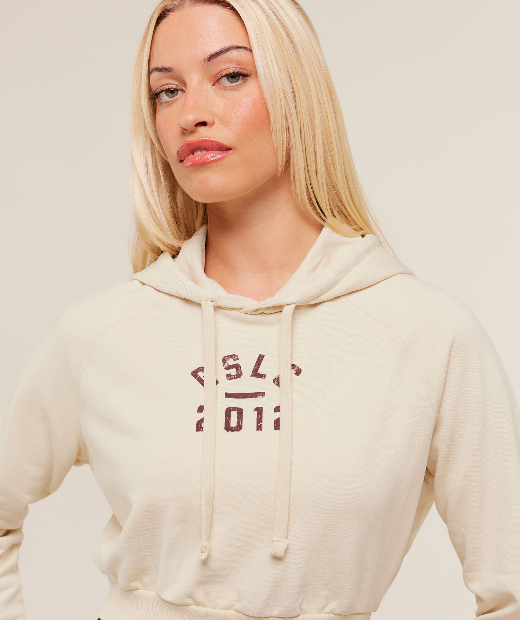 gymshark-gymshark-lifting-club-2012-graphic-cropped-hoodie-pullovers-brown-aw25-1