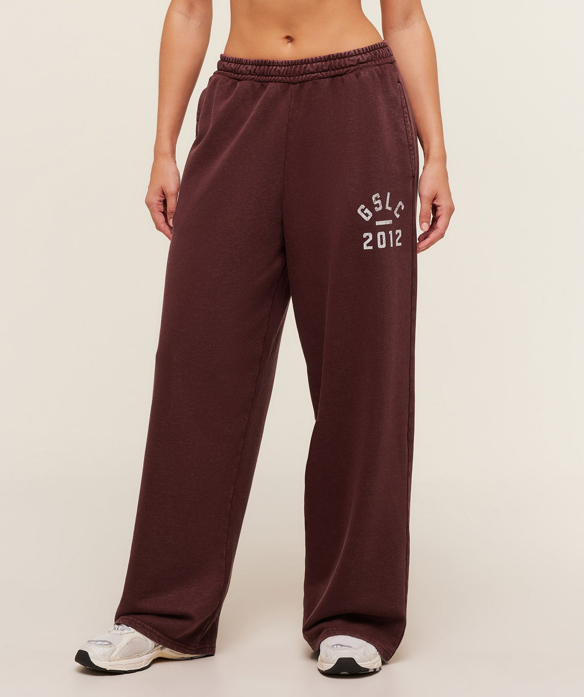 gymshark-gymshark-lifting-club-2012-graphic-wide-leg-jogger-pants-brown-aw25