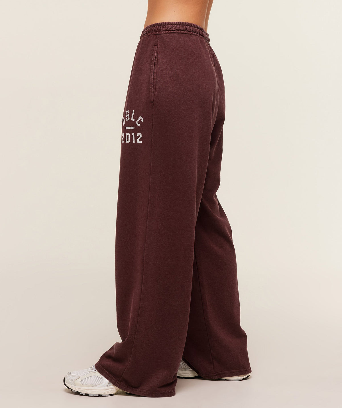 gymshark-gymshark-lifting-club-2012-graphic-wide-leg-jogger-pants-brown-aw25