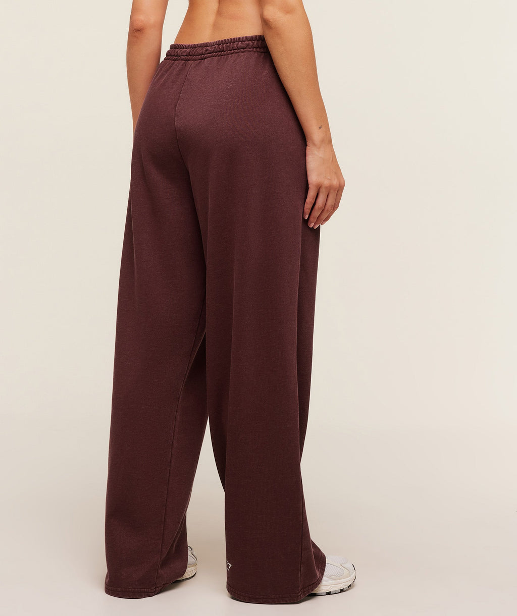 gymshark-gymshark-lifting-club-2012-graphic-wide-leg-jogger-pants-brown-aw25