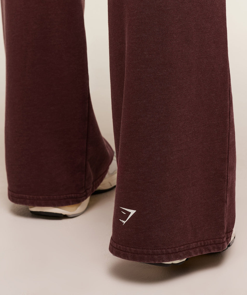gymshark-gymshark-lifting-club-2012-graphic-wide-leg-jogger-pants-brown-aw25