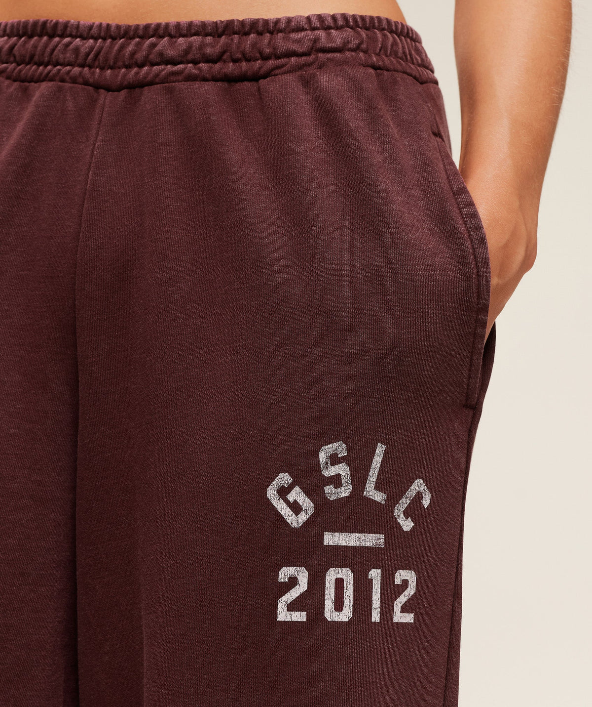 gymshark-gymshark-lifting-club-2012-graphic-wide-leg-jogger-pants-brown-aw25
