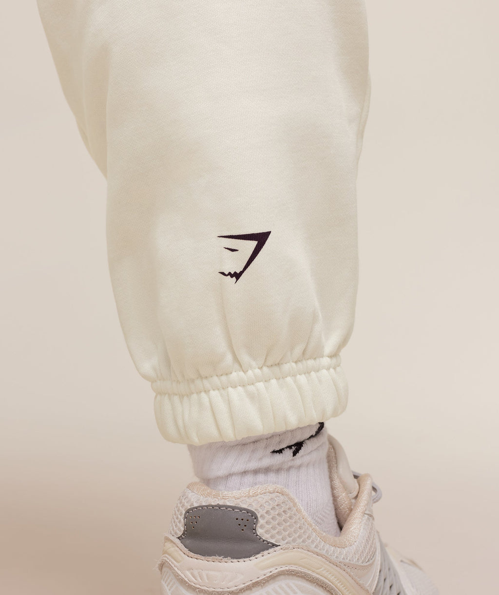 gymshark-gslc-lifting-club-cuffed-joggers-pants-white-aw25