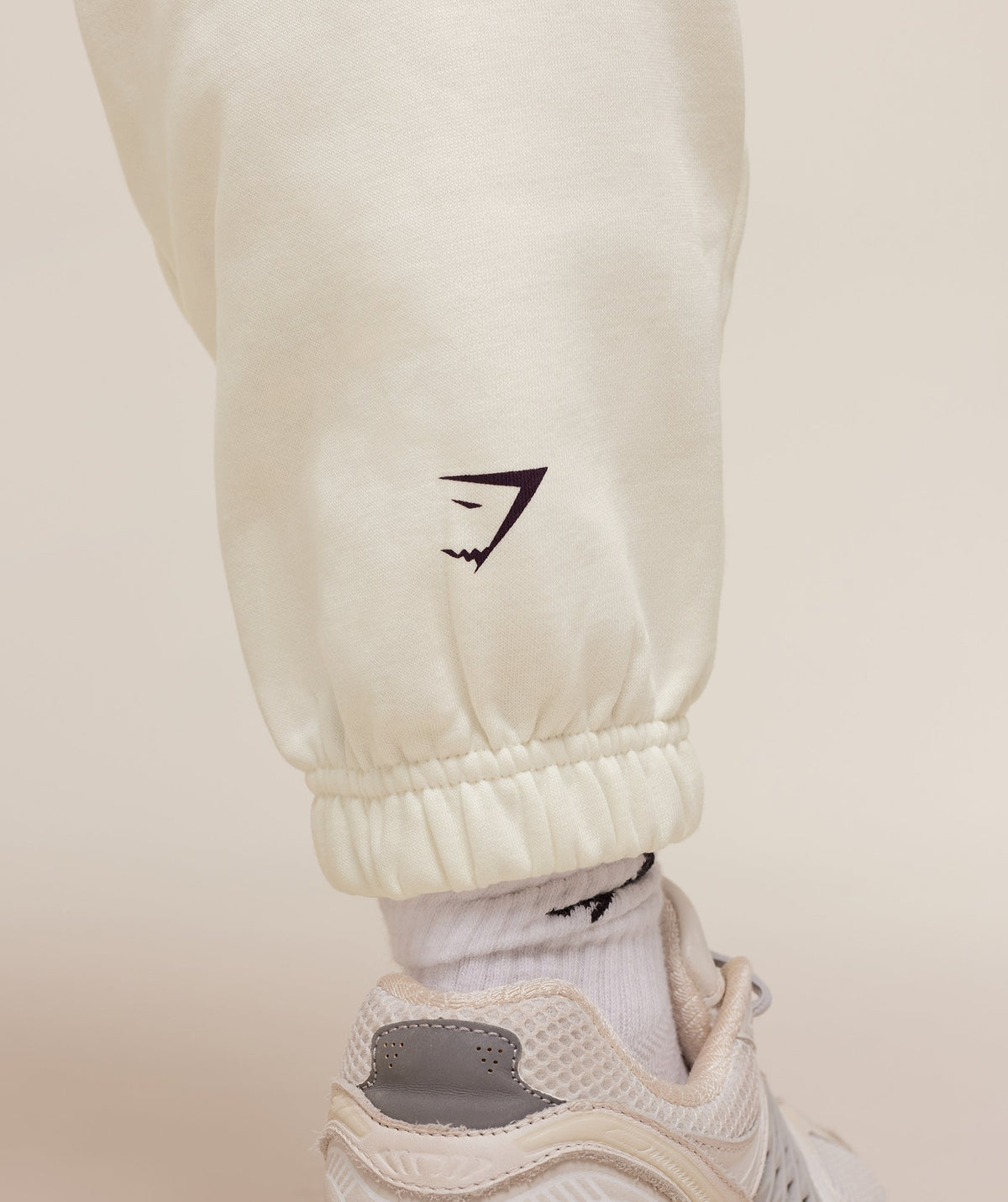 gymshark-gslc-lifting-club-cuffed-joggers-pants-white-aw25