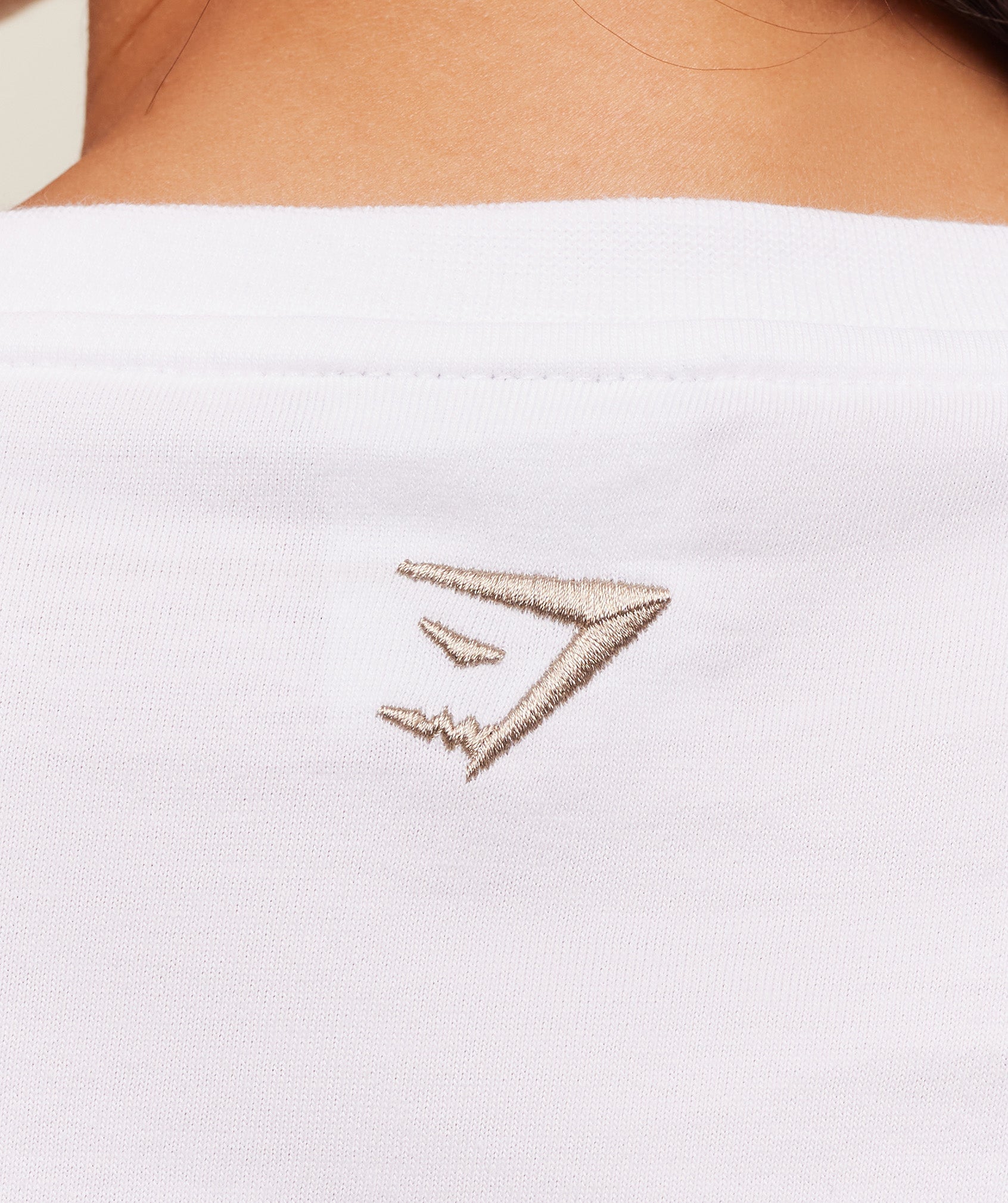 gymshark-fitness-embroidered-graphic-oversized-crop-top-crop-tops-white-aw25