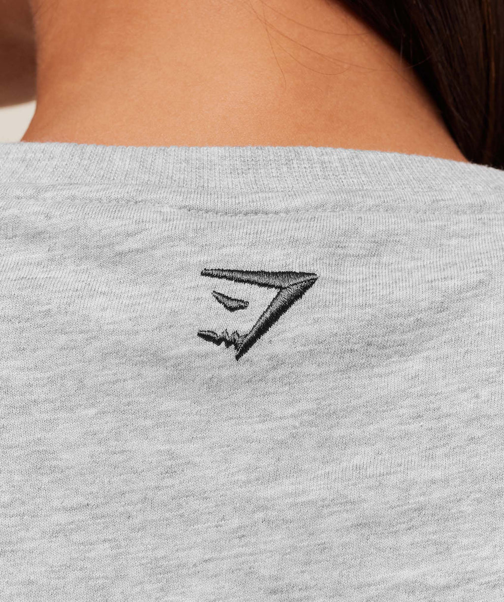 gymshark-fitness-embroidered-graphic-oversized-crop-top-crop-tops-grey-aw25