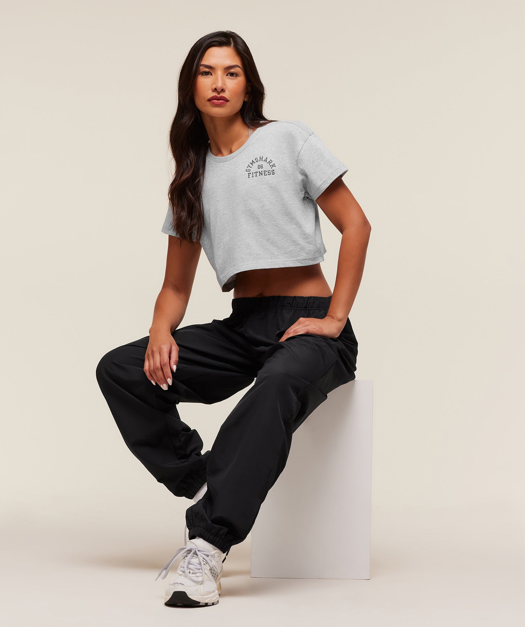 gymshark-fitness-embroidered-graphic-oversized-crop-top-crop-tops-grey-aw25