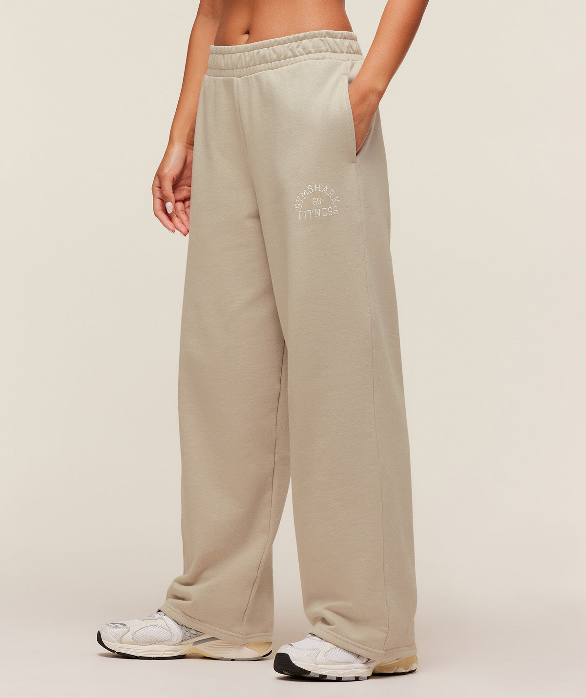 gymshark-fitness-embroidered-graphic-wide-leg-joggers-pants-grey-aw25-1