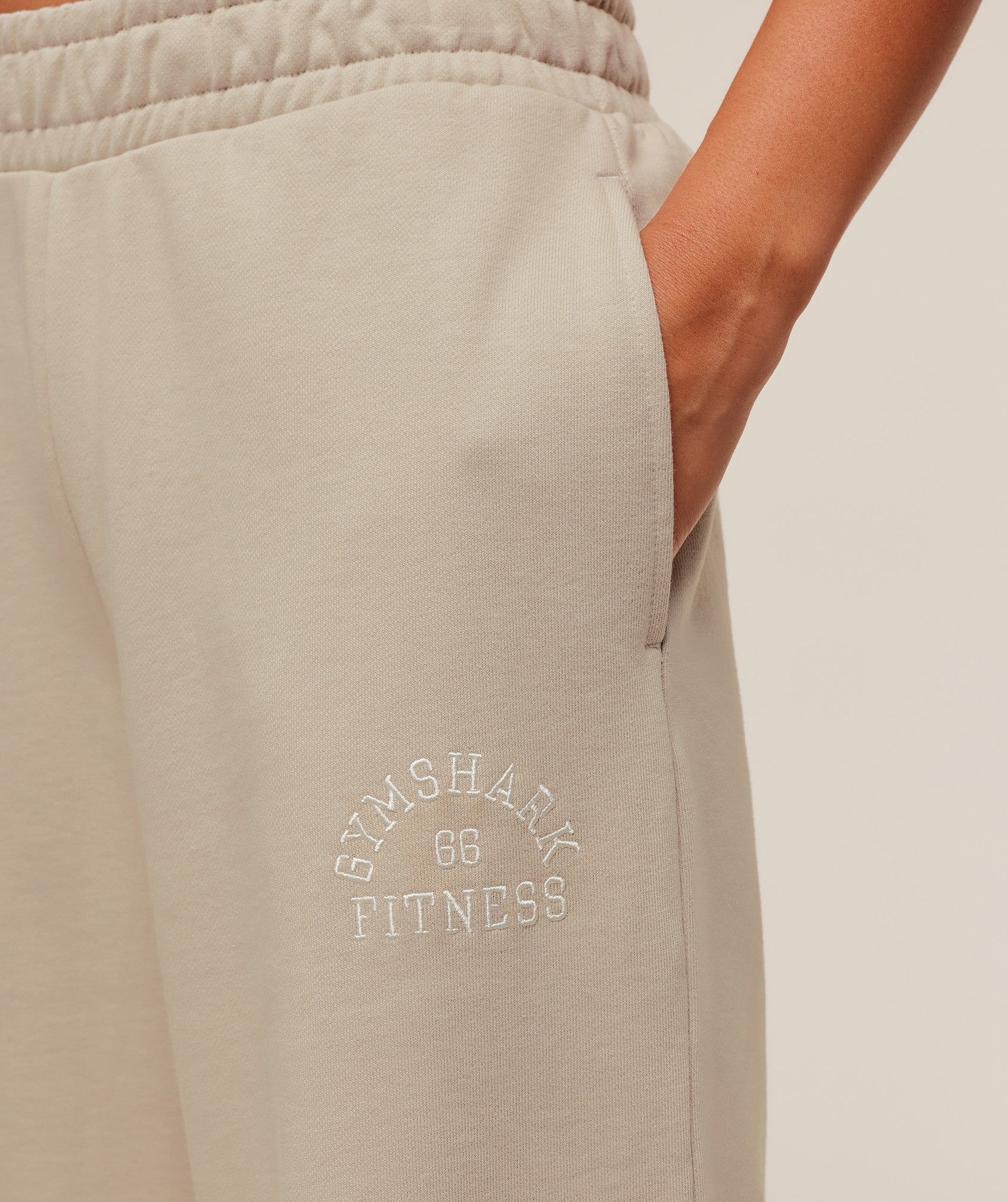 gymshark-fitness-embroidered-graphic-wide-leg-joggers-pants-grey-aw25-1