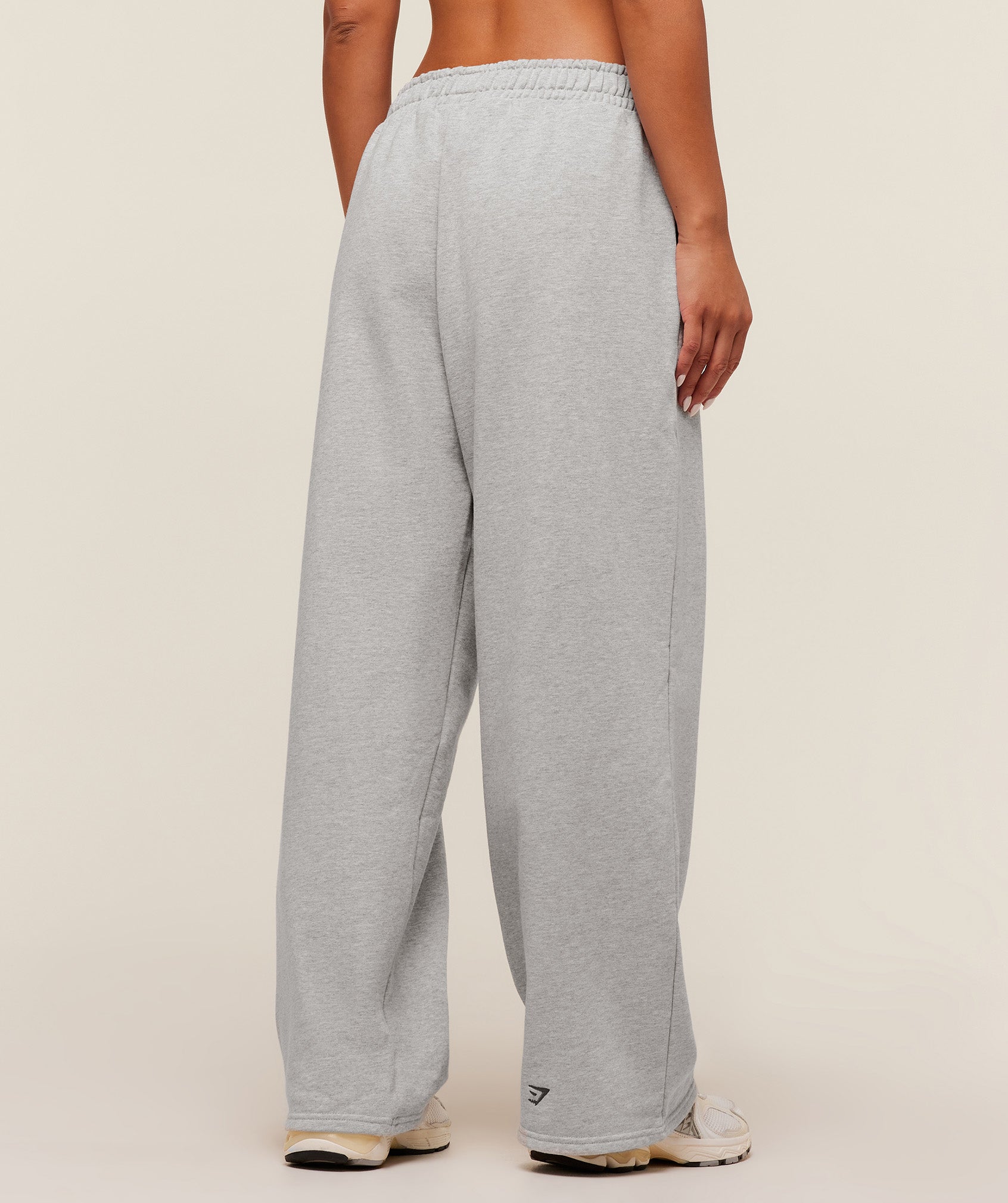 gymshark-fitness-embroidered-graphic-wide-leg-joggers-pants-grey-aw25