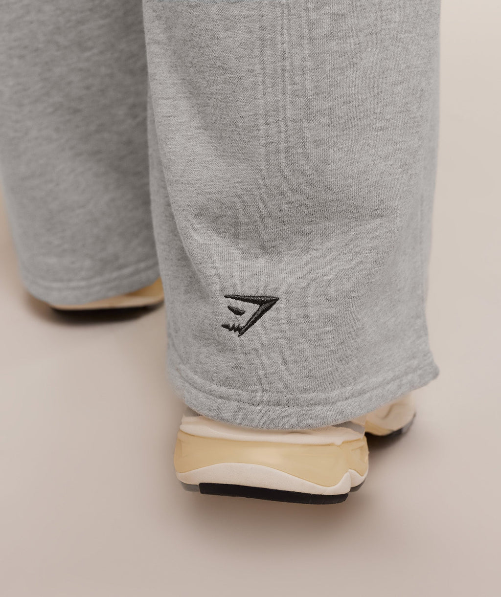 gymshark-fitness-embroidered-graphic-wide-leg-joggers-pants-grey-aw25