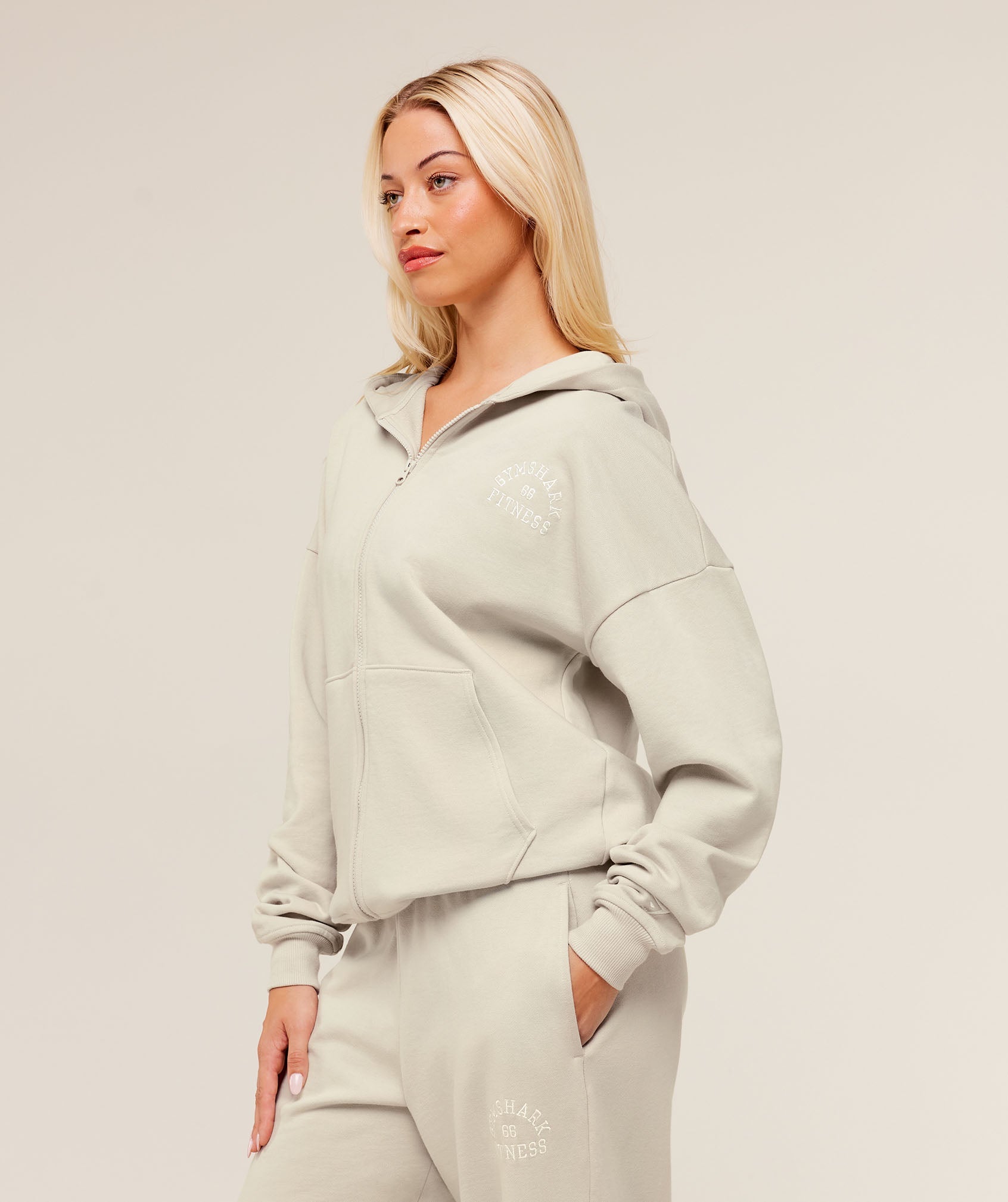 gymshark-fitness-embroidered-graphic-zip-up-hoodie-pullovers-grey-aw25