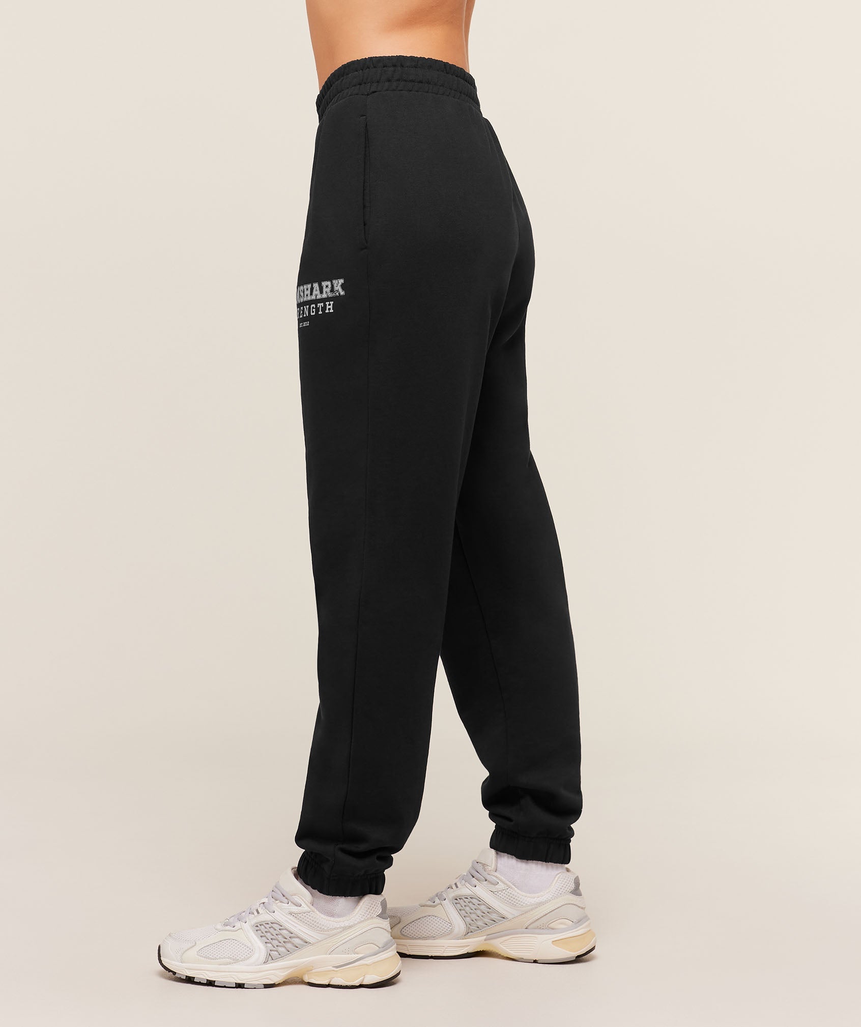 gymshark-gymshark-strength-graphic-joggers-pants-black-aw25