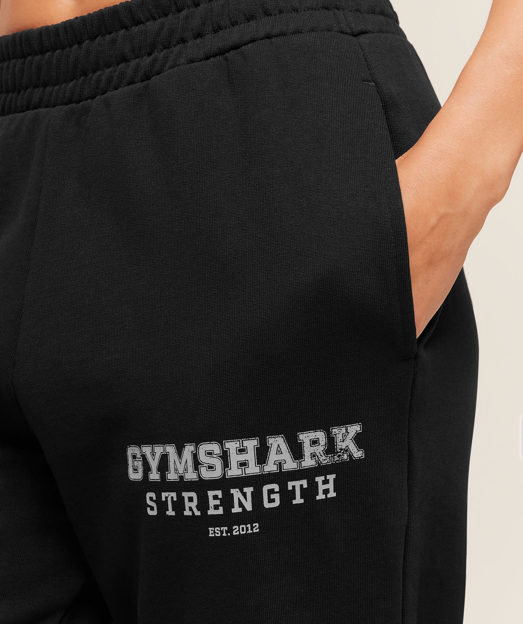gymshark-gymshark-strength-graphic-joggers-pants-black-aw25