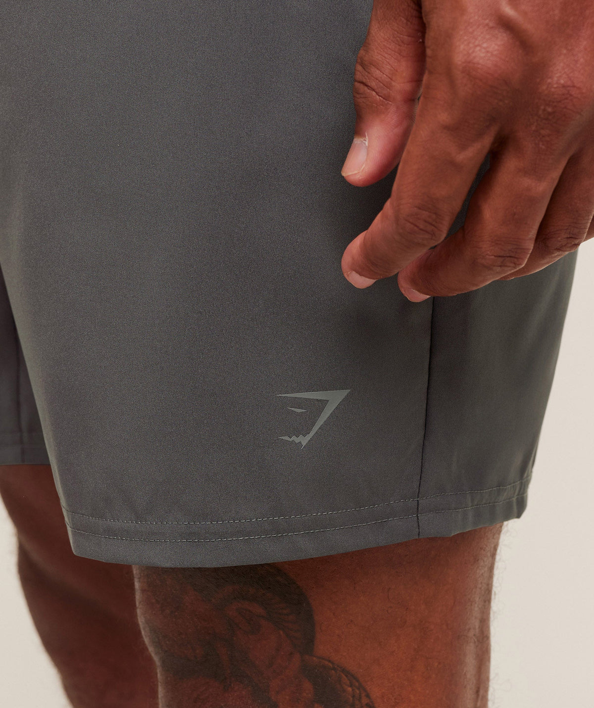 gymshark-hybrid-graphic-7-short-shorts-grey-aw25