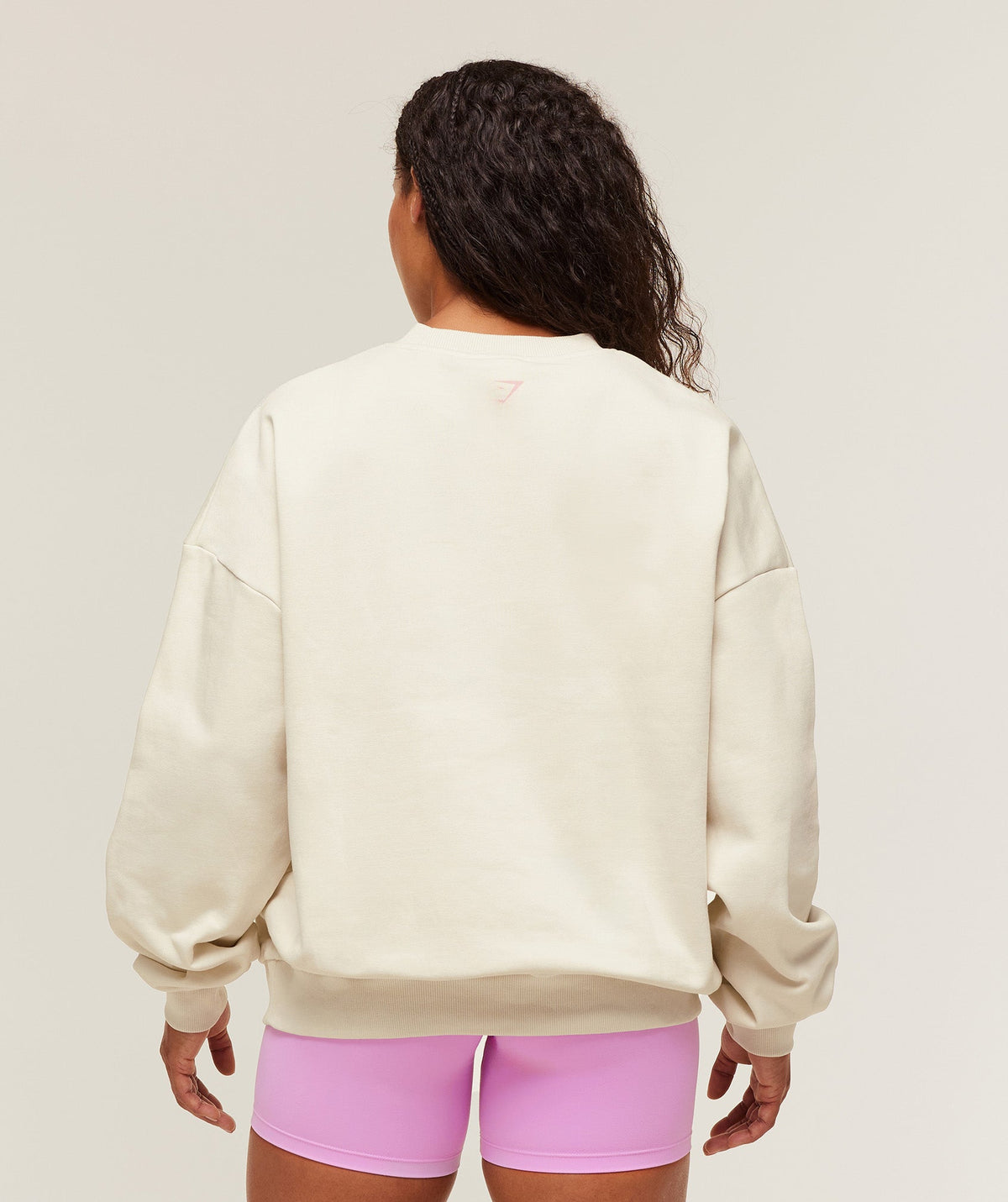 gymshark-lifting-club-graphic-oversized-crew-neck-pullovers-white-aw25