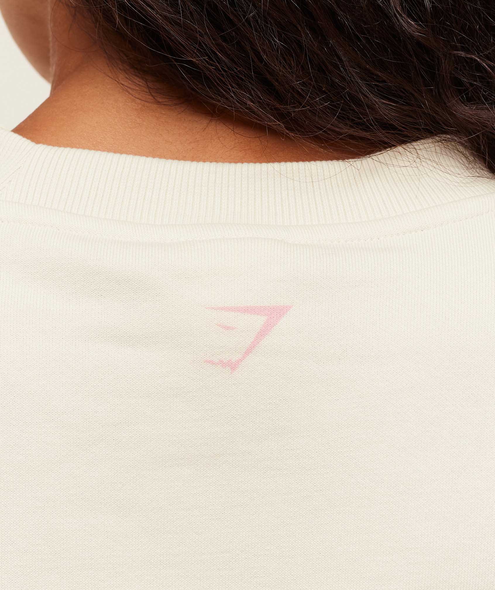 gymshark-lifting-club-graphic-oversized-crew-neck-pullovers-white-aw25