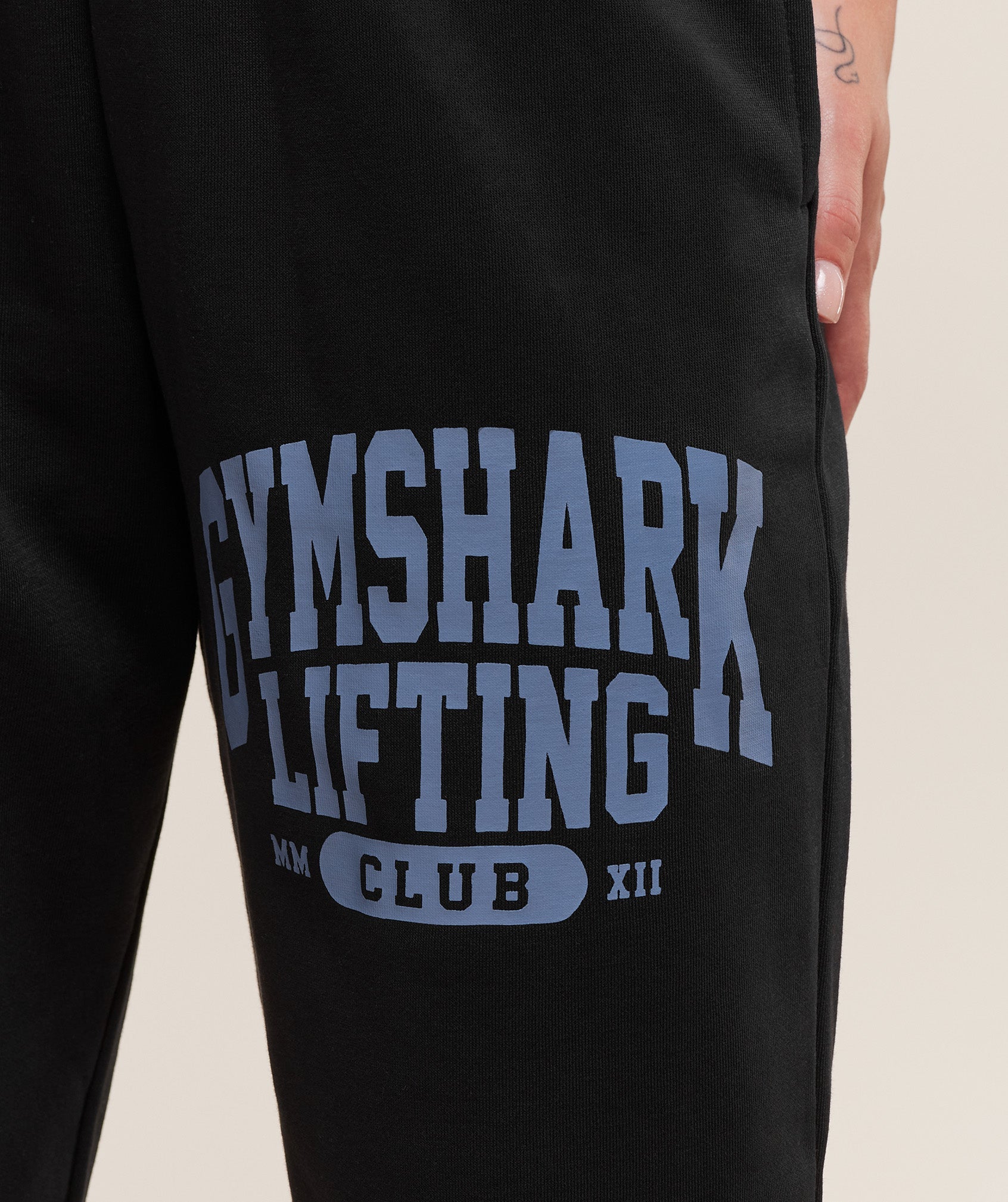 gymshark-lifting-club-graphic-joggers-pants-black-aw25