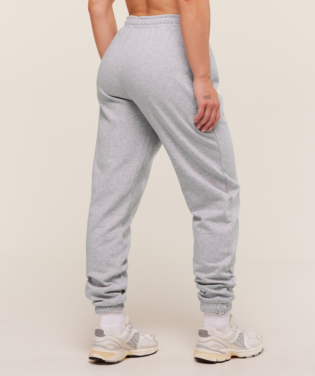 gymshark-lifting-club-graphic-joggers-pants-grey-aw25