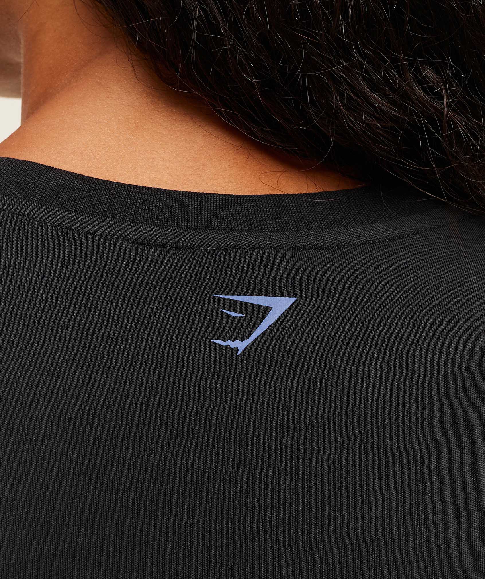 gymshark-lifting-club-graphic-oversized-long-sleeve-t-shirt-ls-tops-black-aw25