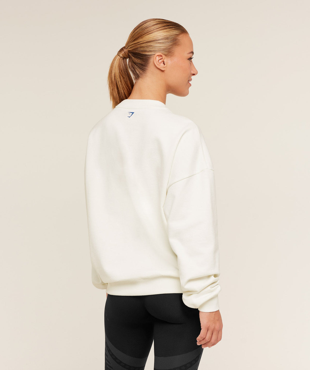 gymshark-run-club-graphic-sweatshirt-pullovers-white-ss26