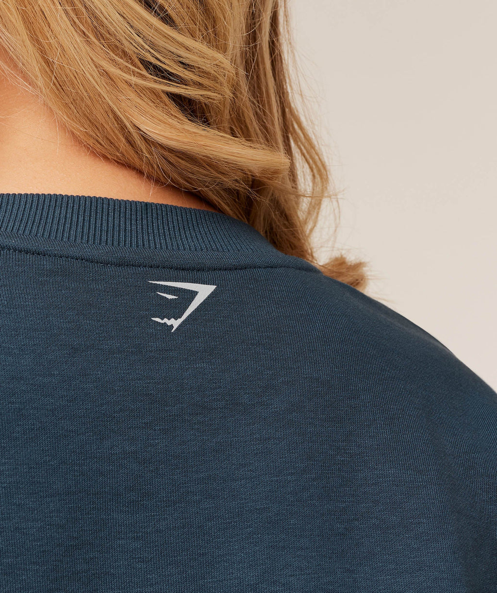 gymshark-worn-crest-graphic-sweatshirt-pullovers-blue-ss26