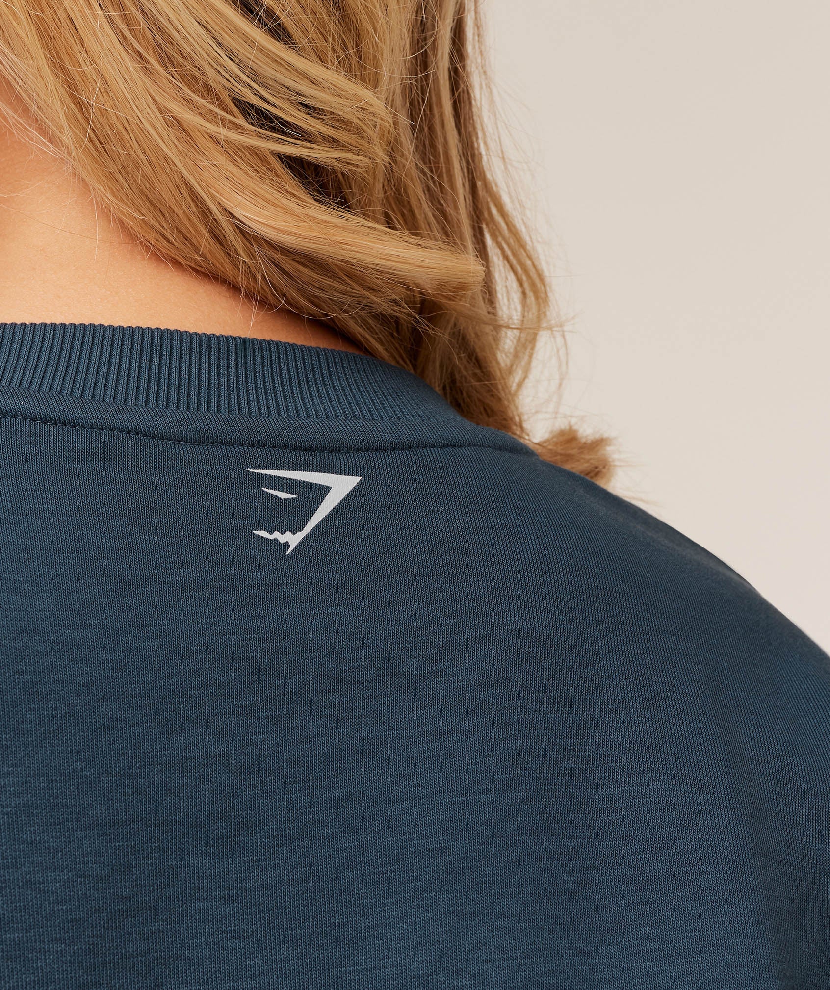gymshark-worn-crest-graphic-sweatshirt-pullovers-blue-ss26