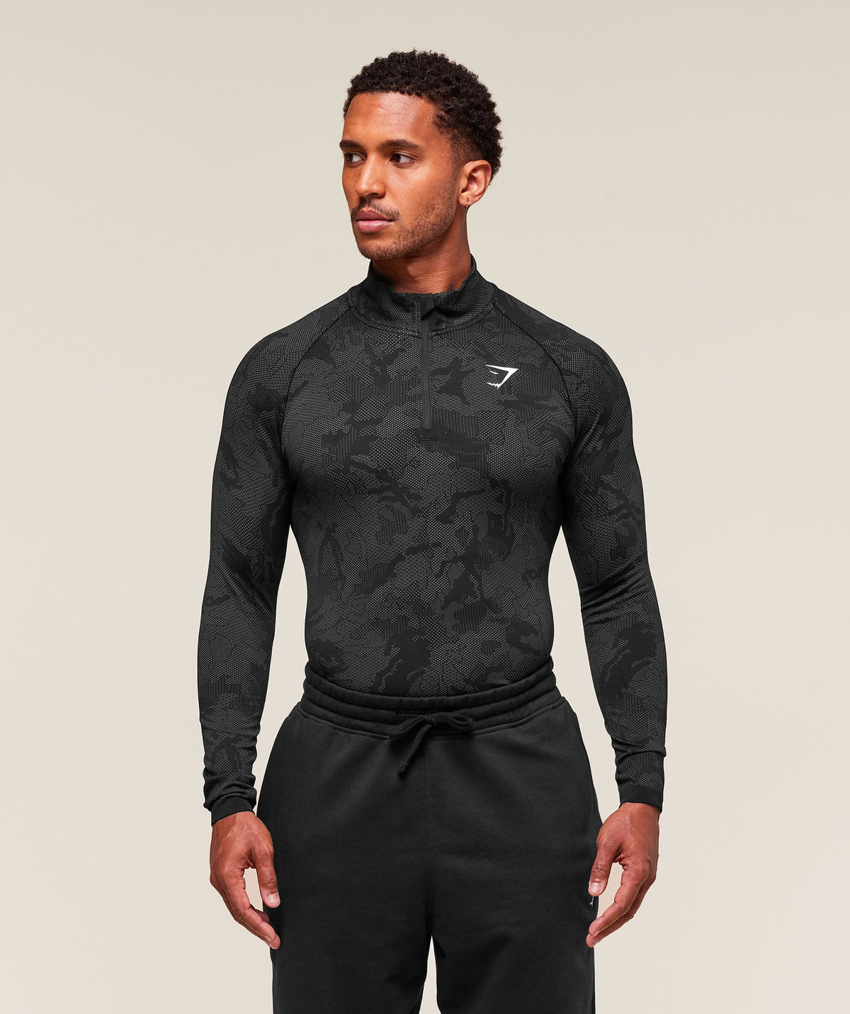 gymshark-geo-seamless-1-4-zip-pullovers-black-ss25