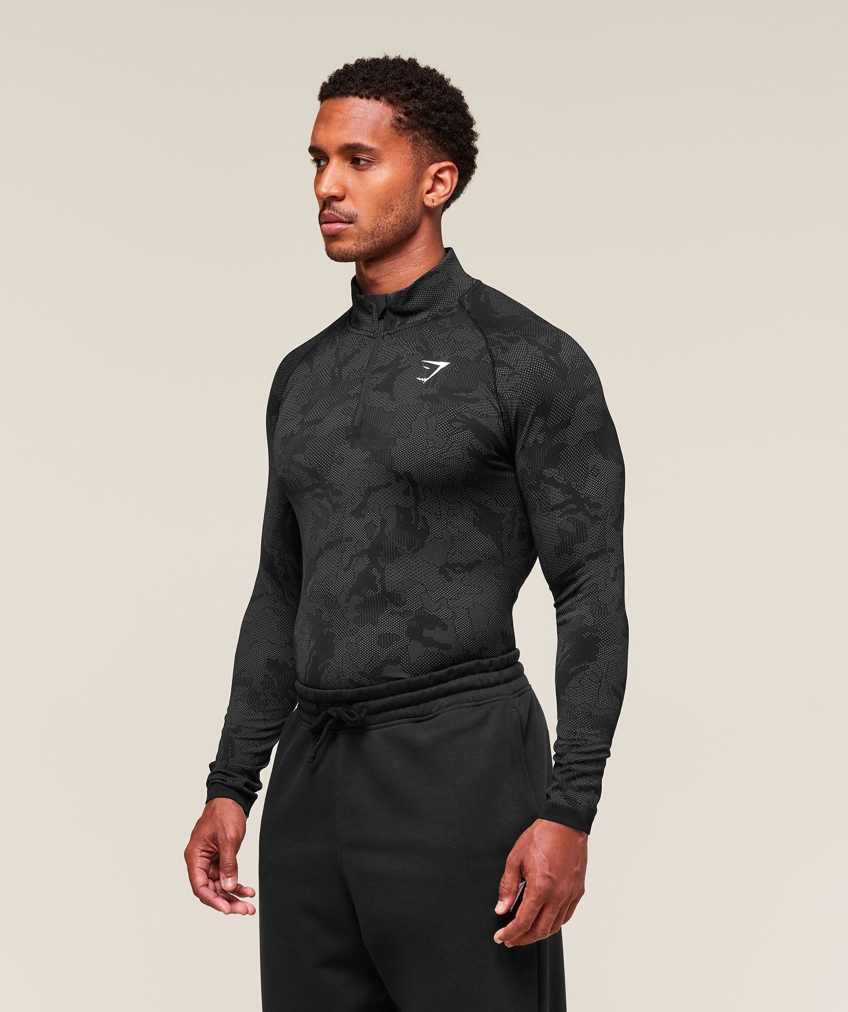 gymshark-geo-seamless-1-4-zip-pullovers-black-ss25
