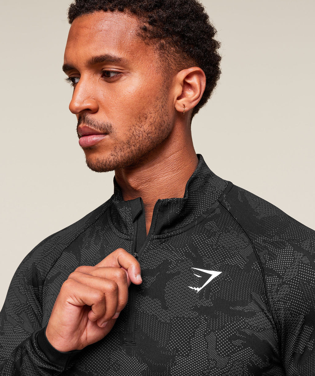 gymshark-geo-seamless-1-4-zip-pullovers-black-ss25