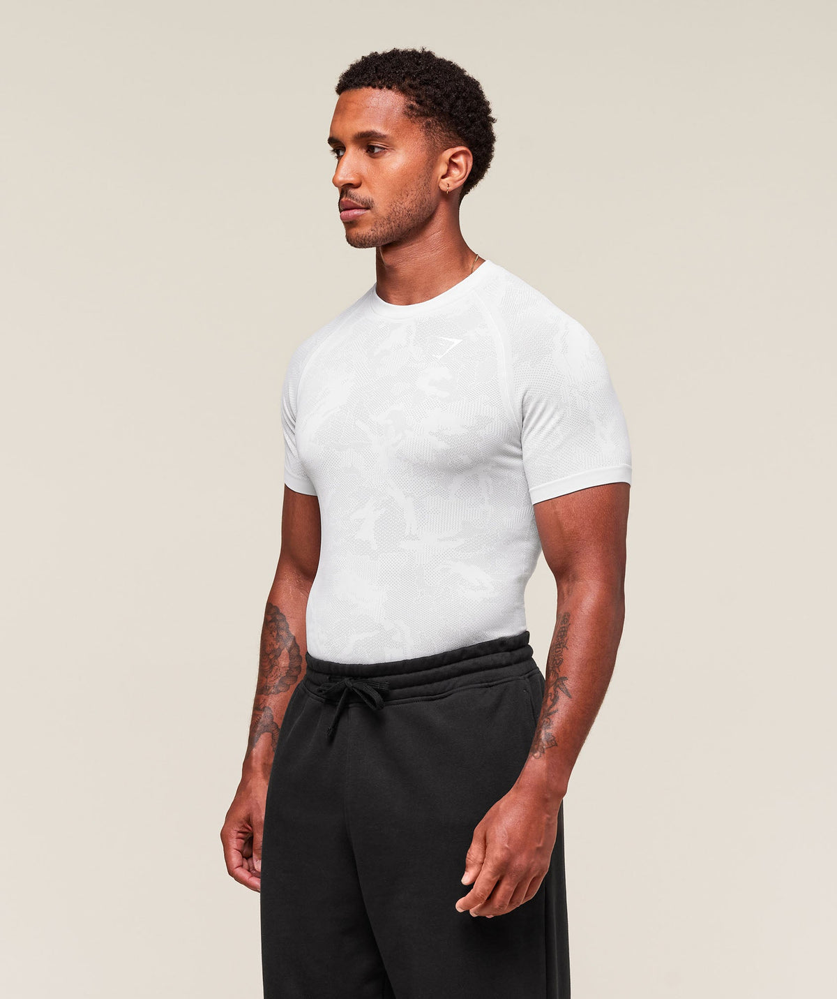 gymshark-geo-seamless-t-shirt-white-light-grey-ss23