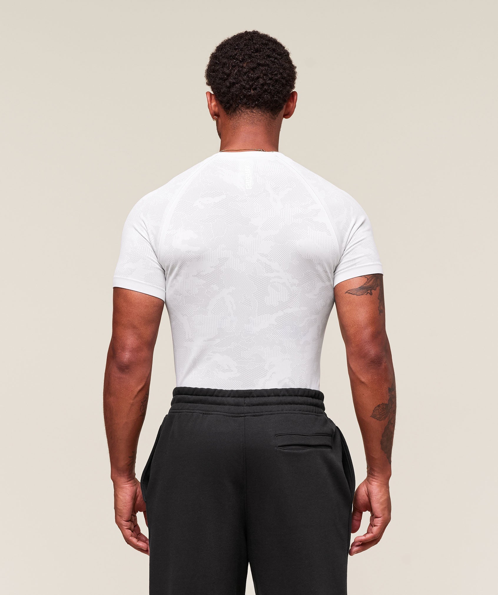 gymshark-geo-seamless-t-shirt-white-light-grey-ss23
