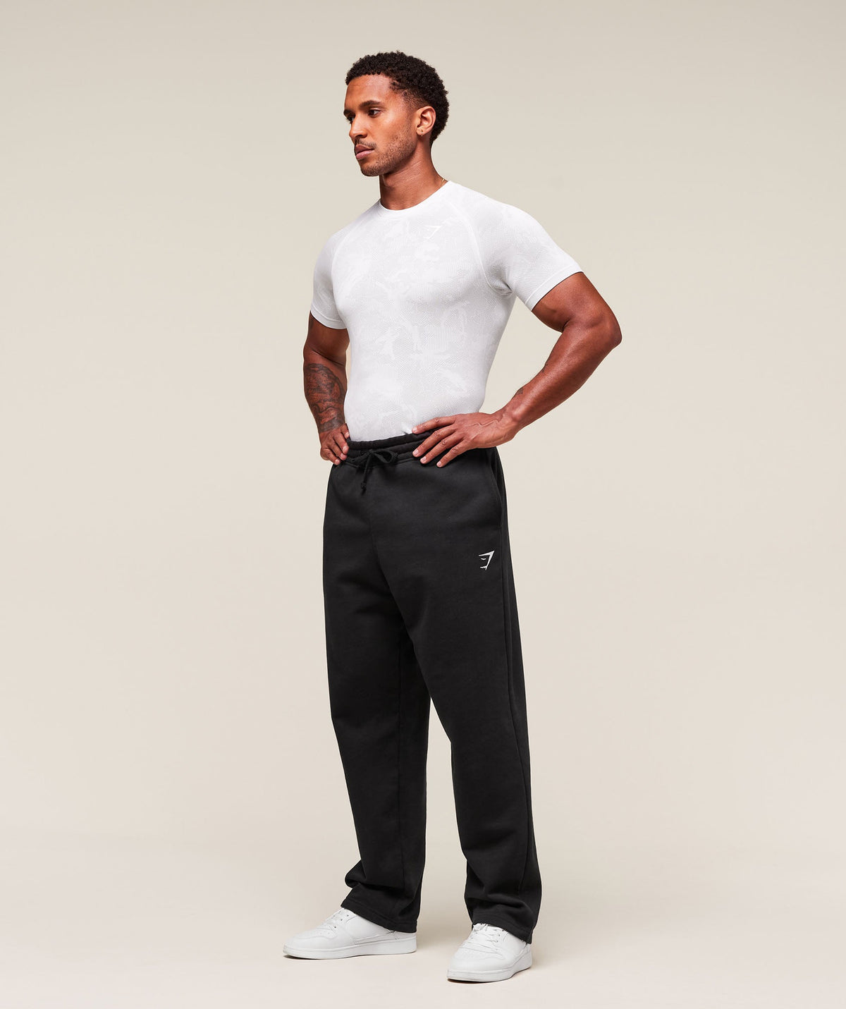 gymshark-geo-seamless-t-shirt-white-light-grey-ss23