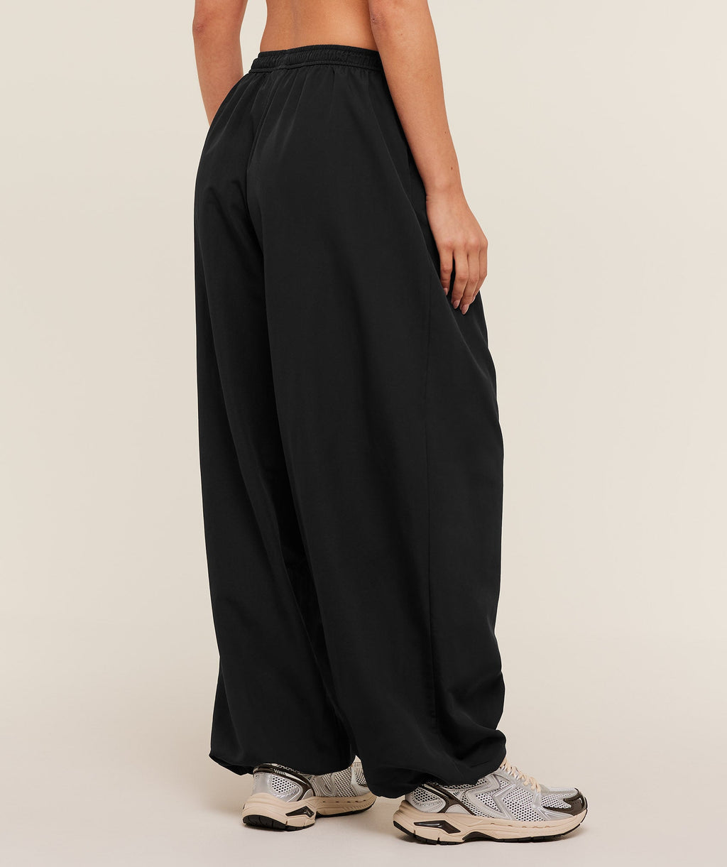 gymshark-weekend-lifestyle-parachute-pant-pants