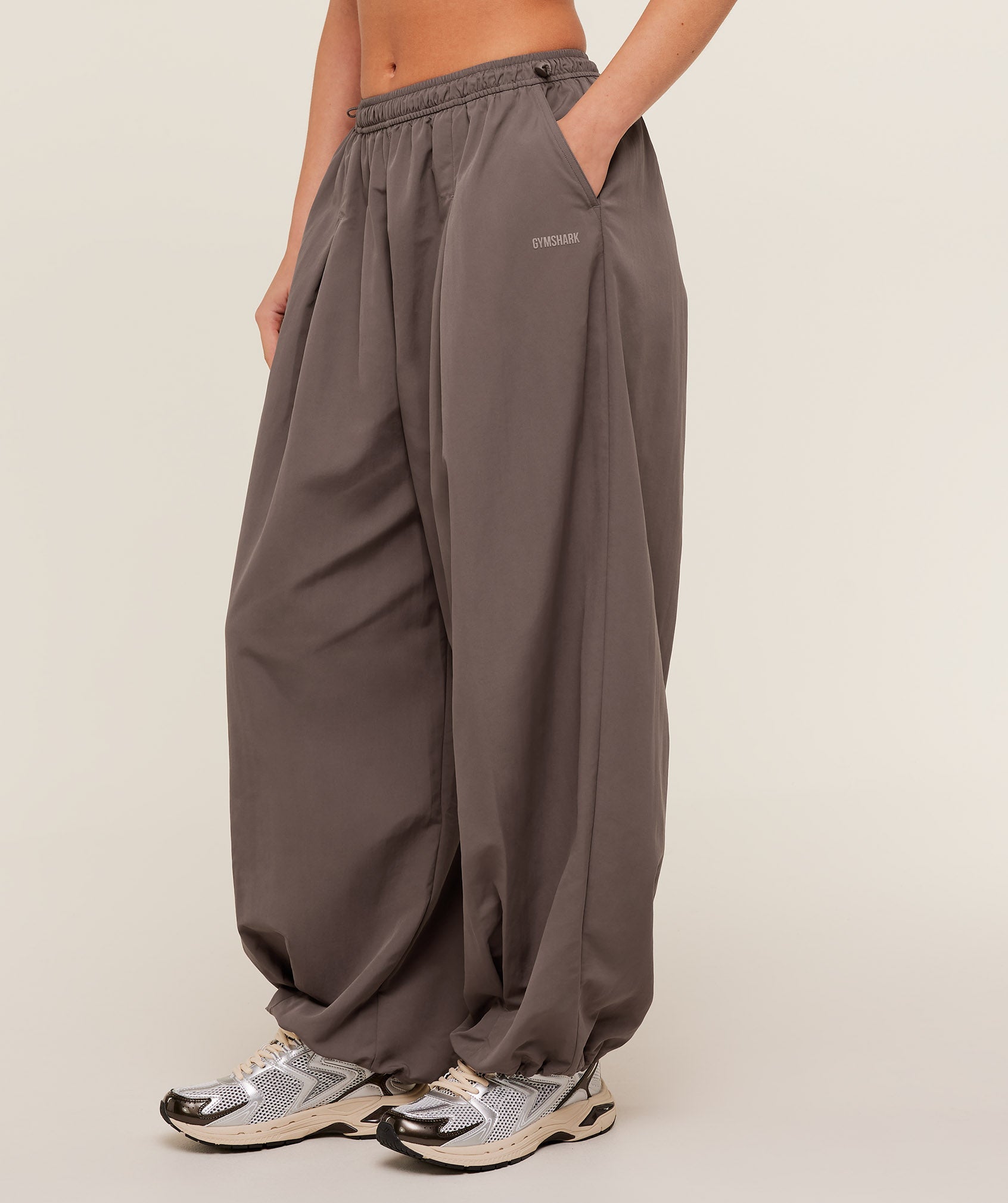 gymshark-weekend-lifestyle-parachute-pant-pants-brown-ss26